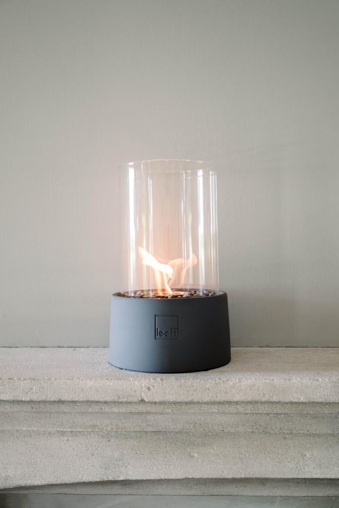 Leeff Stonefire tafelhaard detail - moderne grijze voet met veilige brandstof voor tafelgebruik