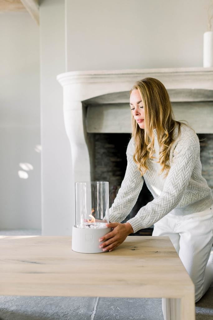 Leeff Stonefire tafelhaard wit met brandende vlam op tafel