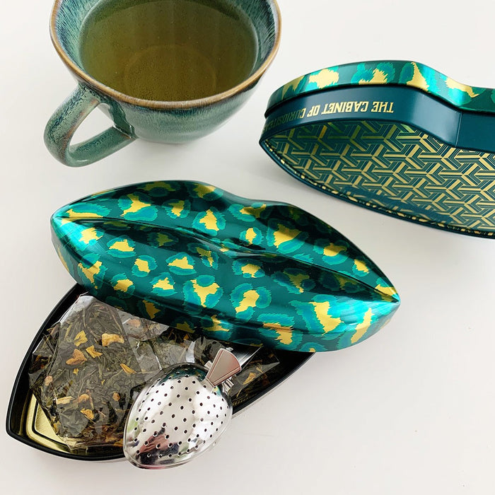 Bisous, Bisous! Tea in a lip tin