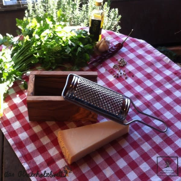 Parmesankäsereibe aus Olivenholz – 9 cm x 15 cm