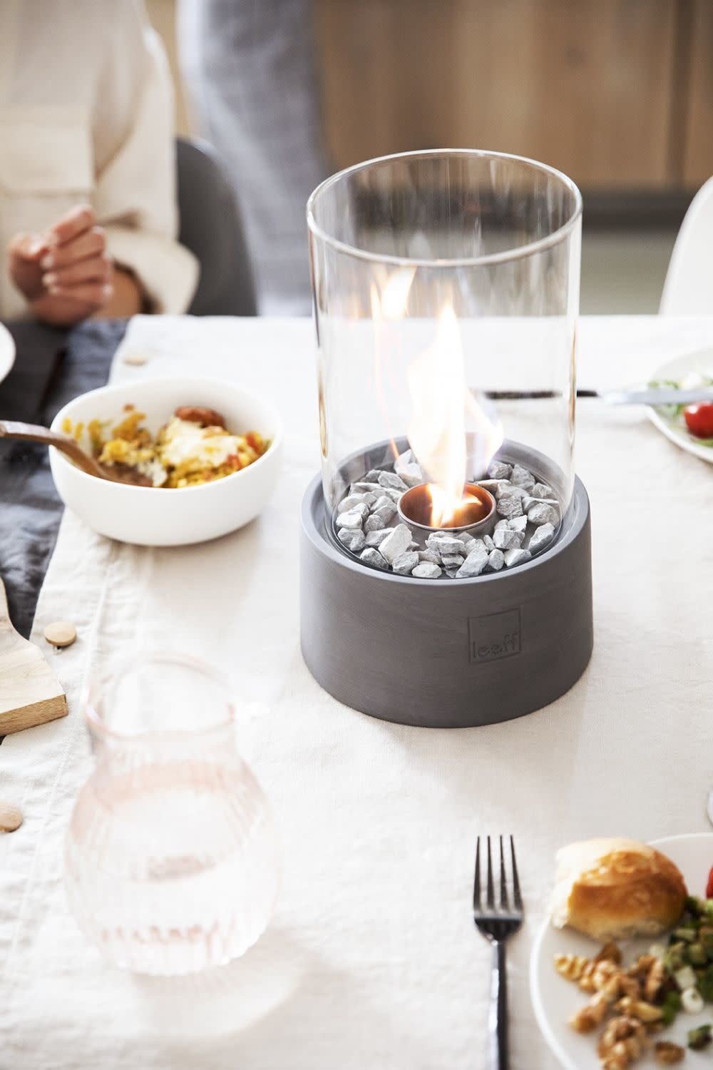 Stonefire tafelhaard grijs in gebruik - sfeermaker voor terras, balkon en tuinfeesten