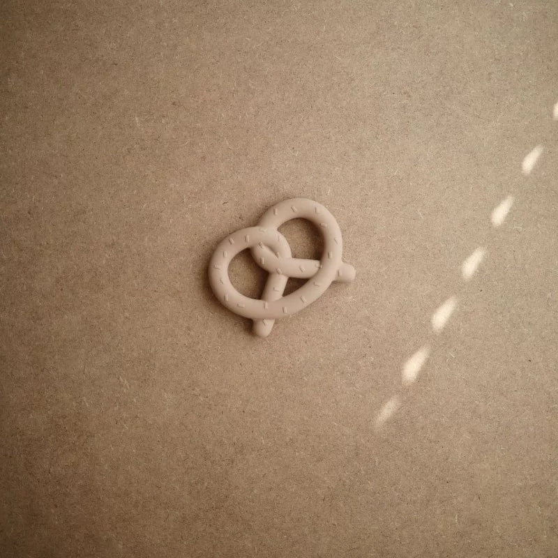 Silicone Pretzel Teether | Bijtring kleur Natural | Mushie